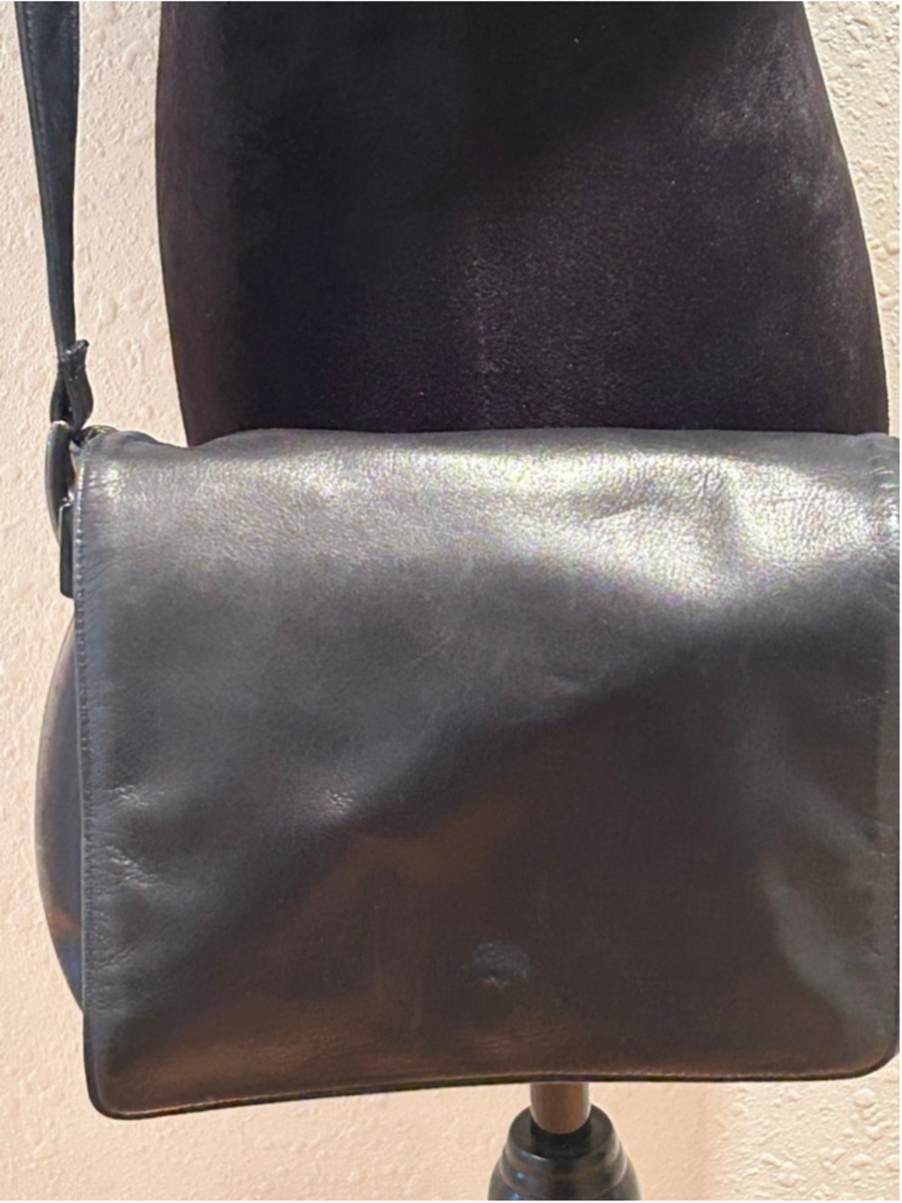 Women's Perlina Black Leather Crossbody Bag 8 x 9 x 2 - Picture 2 of 11